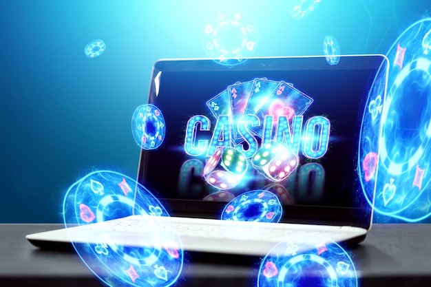 온라인 카지노, 도박, 온라인 머니 게임, 베팅에 대한 개념. 네온 카지노 칩, 카지노 비문, 포커 카드, 주사위가 노트북에서  날아갑니다. | 프리미엄 사진